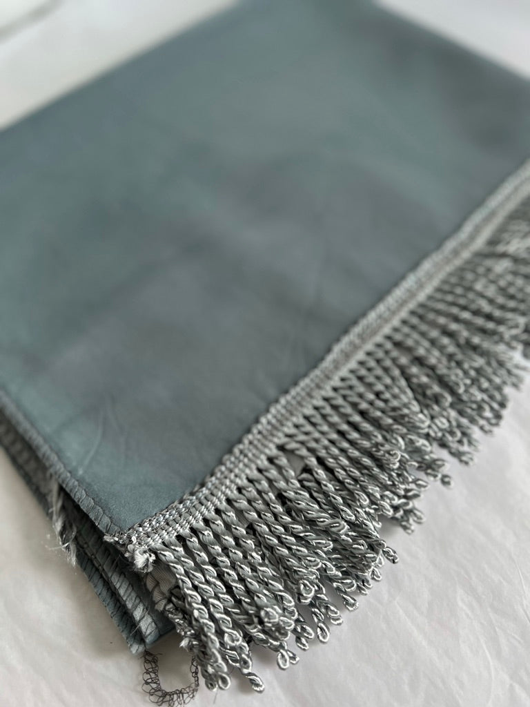 Tapis velours gris foncé